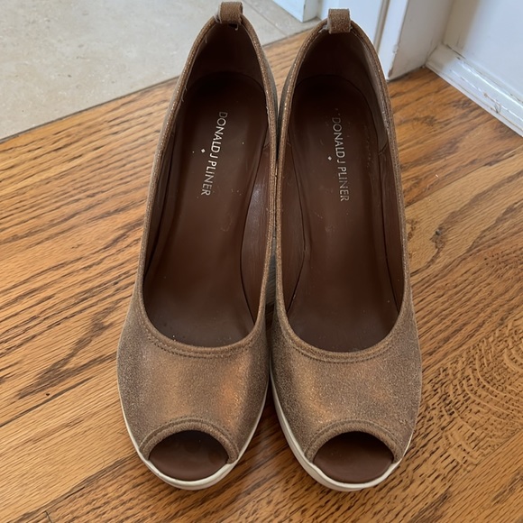 Donald Pliner Carli Metallic Shimmer Wedge Heels Pumps - Picture 2 of 6